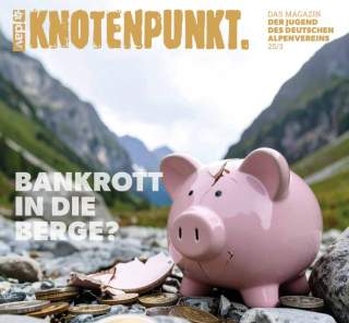 Zerbrochenes Sparschwein mit umliegenden Münzen in den Bergen